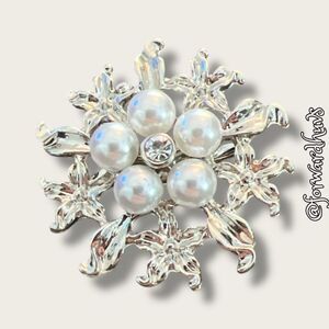 Vintage Snowflake Brooch – Silver Tone with Faux Pearls & Rhinestone Center